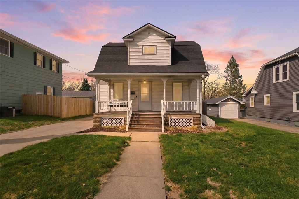 810 N 7th Avenue W, Newton, IA 50208