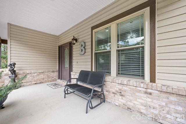 4850 Woodwinds Drive NE, Hickory, NC 28601