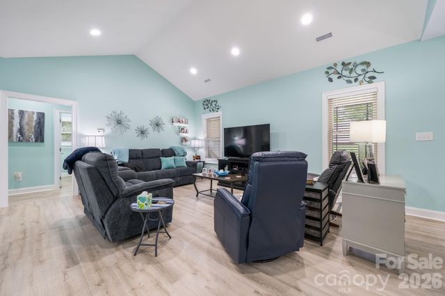 4850 Woodwinds Drive NE, Hickory, NC 28601