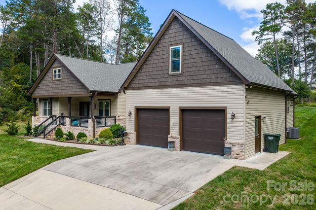 4850 Woodwinds Drive NE, Hickory, NC 28601