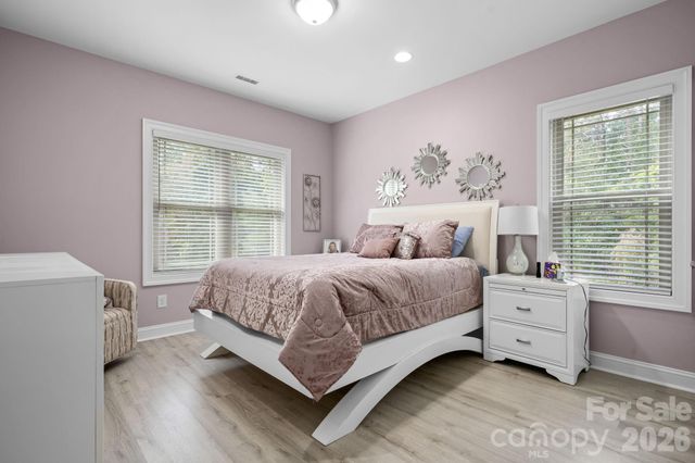 4850 Woodwinds Drive NE, Hickory, NC 28601