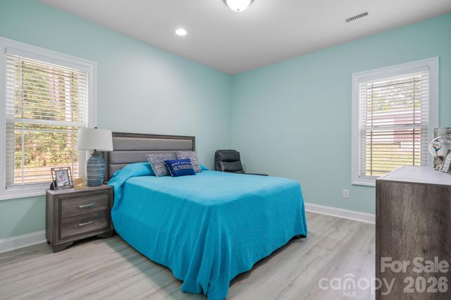 4850 Woodwinds Drive NE, Hickory, NC 28601