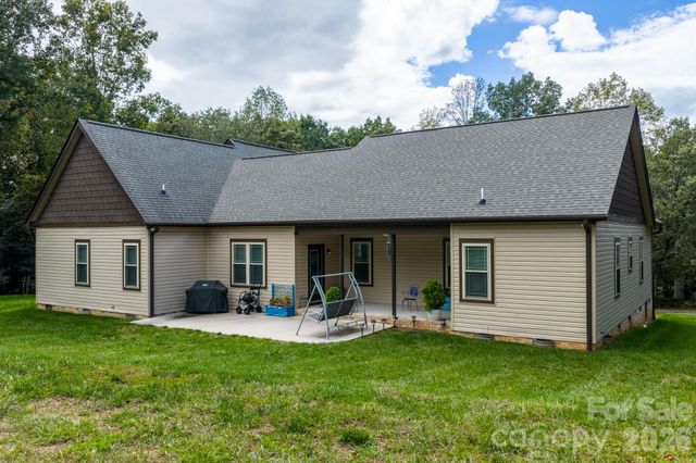 4850 Woodwinds Drive NE, Hickory, NC 28601