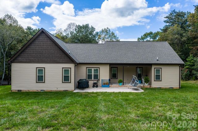 4850 Woodwinds Drive NE, Hickory, NC 28601