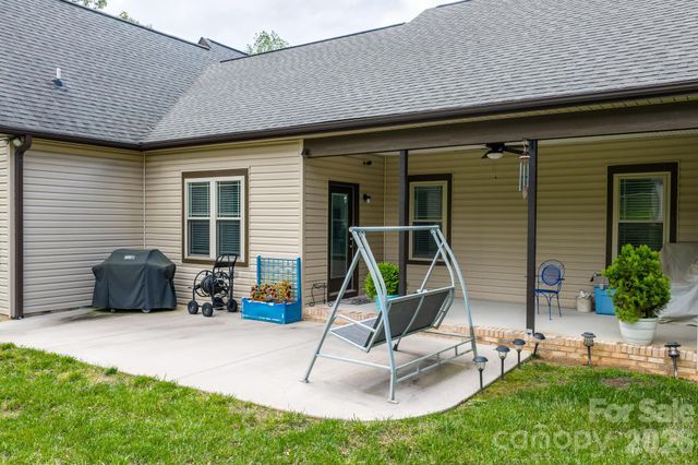 4850 Woodwinds Drive NE, Hickory, NC 28601