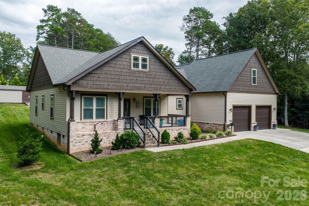 4850 Woodwinds Drive NE, Hickory, NC 28601