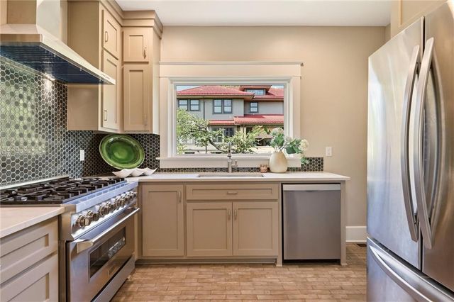 15 E 54TH Street, Kansas City, MO 64112