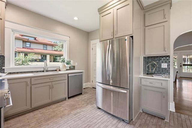 15 E 54TH Street, Kansas City, MO 64112