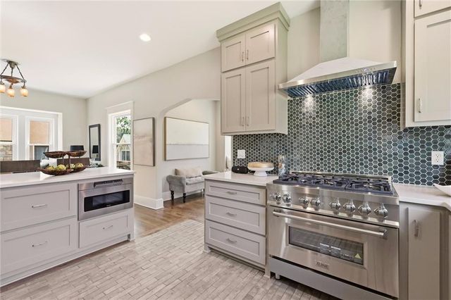 15 E 54TH Street, Kansas City, MO 64112