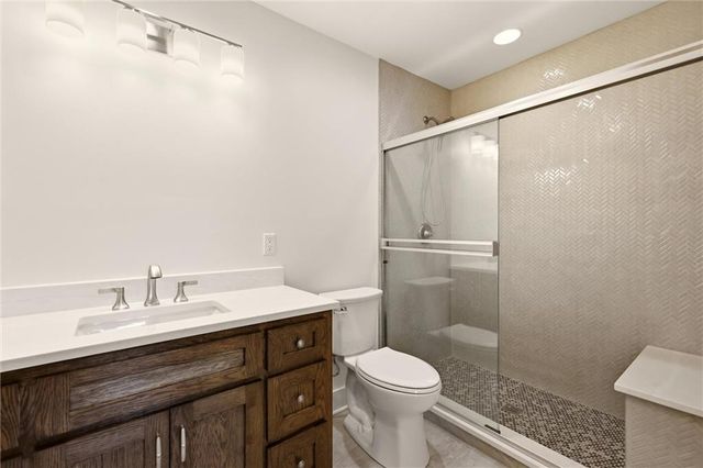 15 E 54TH Street, Kansas City, MO 64112