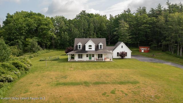 45 Stonebridge Way, Poestenkill, NY 12140