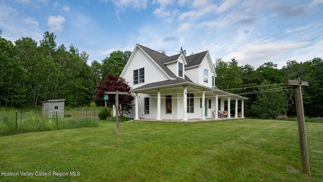 45 Stonebridge Way, Poestenkill, NY 12140