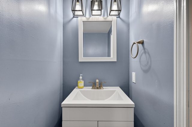 425 Maple Brook Rd 425, Bellingham, MA 02019