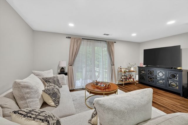 425 Maple Brook Rd 425, Bellingham, MA 02019