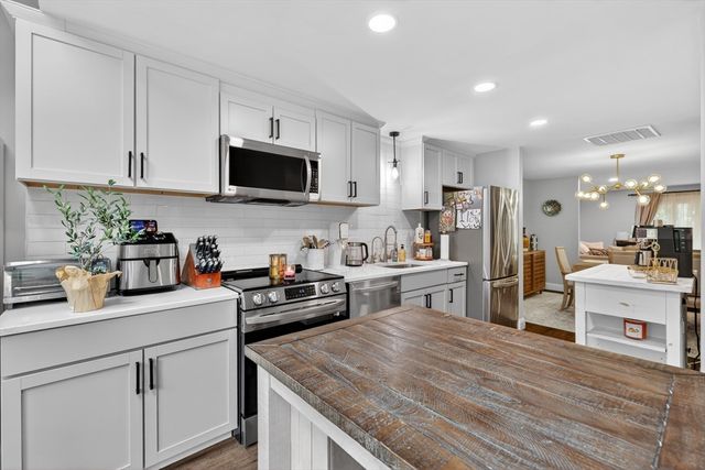 425 Maple Brook Rd 425, Bellingham, MA 02019