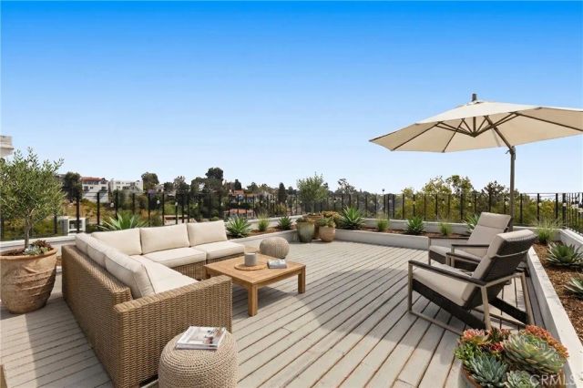 2746 Rinconia Drive, Los Angeles, CA 90068