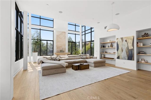 2746 Rinconia Drive, Los Angeles, CA 90068