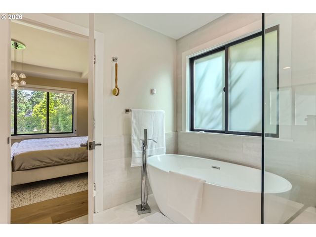 6090 CARMAN Dr, Lake Oswego, OR 97035