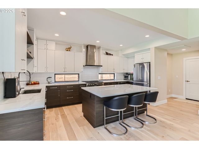 6090 CARMAN Dr, Lake Oswego, OR 97035