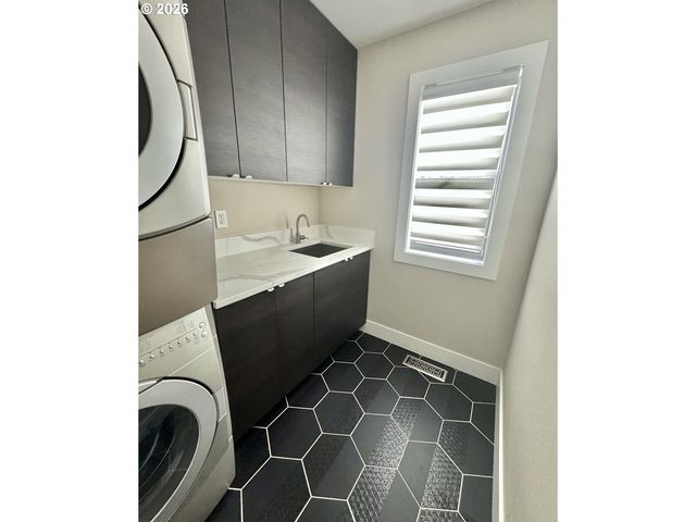 6090 CARMAN Dr, Lake Oswego, OR 97035