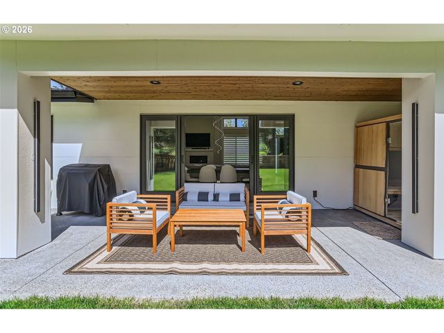 6090 CARMAN Dr, Lake Oswego, OR 97035