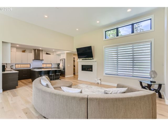 6090 CARMAN Dr, Lake Oswego, OR 97035