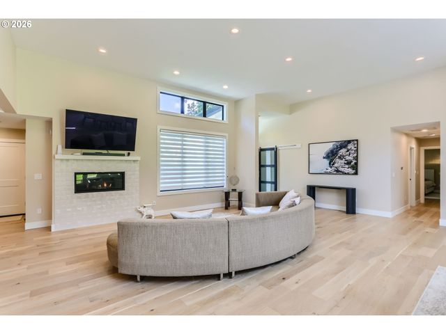 6090 CARMAN Dr, Lake Oswego, OR 97035