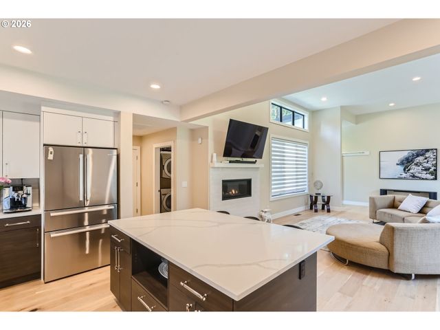 6090 CARMAN Dr, Lake Oswego, OR 97035