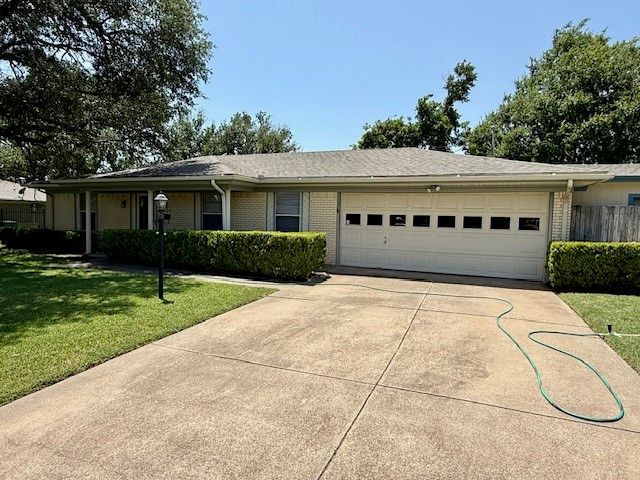 3820 Sagebrush Road, Benbrook, TX 76116