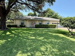 3820 Sagebrush Road, Benbrook, TX 76116