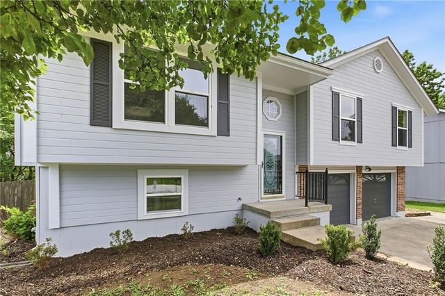 1130 SW Eastman Court, Blue Springs, MO 64015