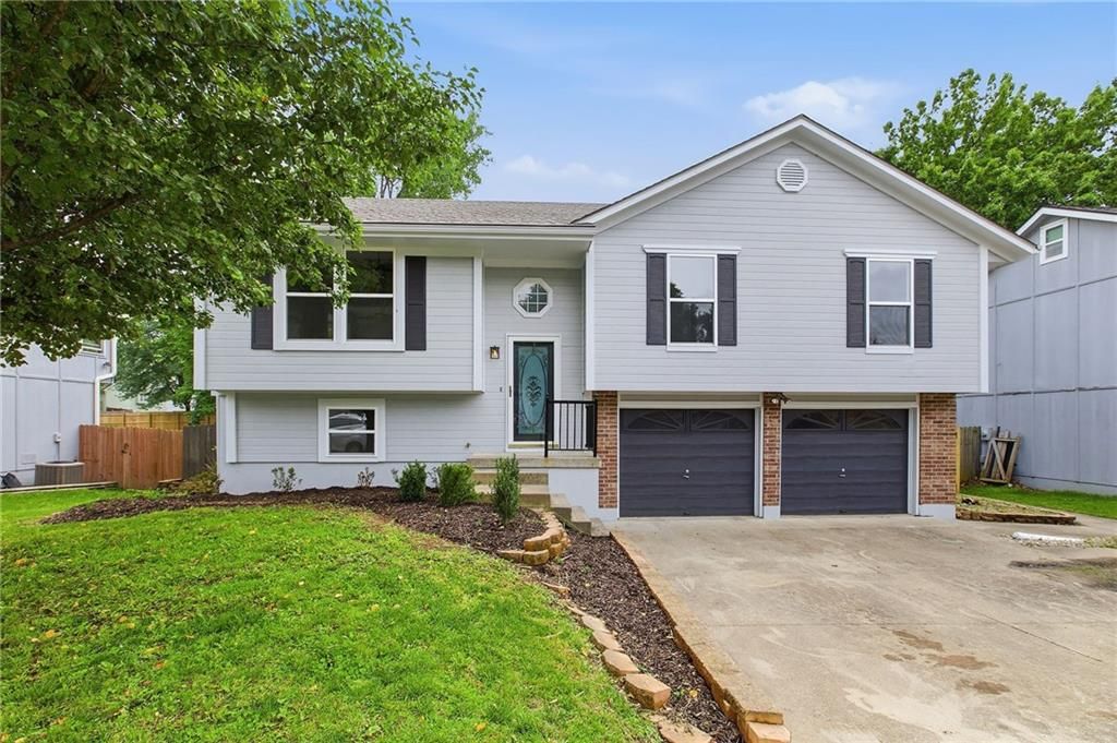 1130 SW Eastman Court, Blue Springs, MO 64015