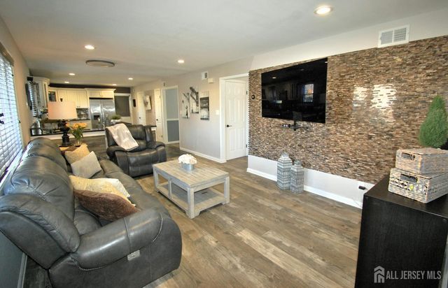 18 Pinetree Drive, Parlin, NJ 08859