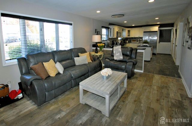 18 Pinetree Drive, Parlin, NJ 08859