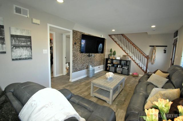 18 Pinetree Drive, Parlin, NJ 08859