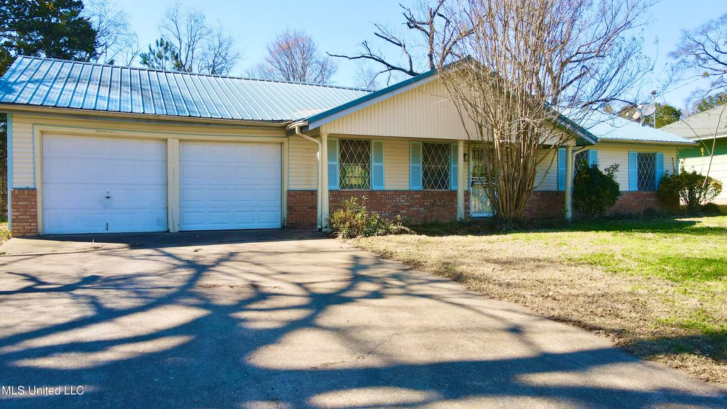 425 Knob Hill Drive, Jackson, MS 39209