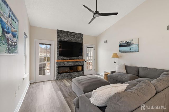 4 Wellington Place, Monroe, NJ 08831