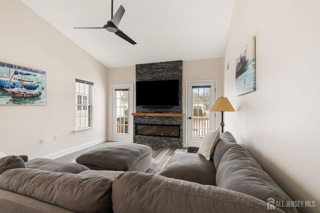 4 Wellington Place, Monroe, NJ 08831