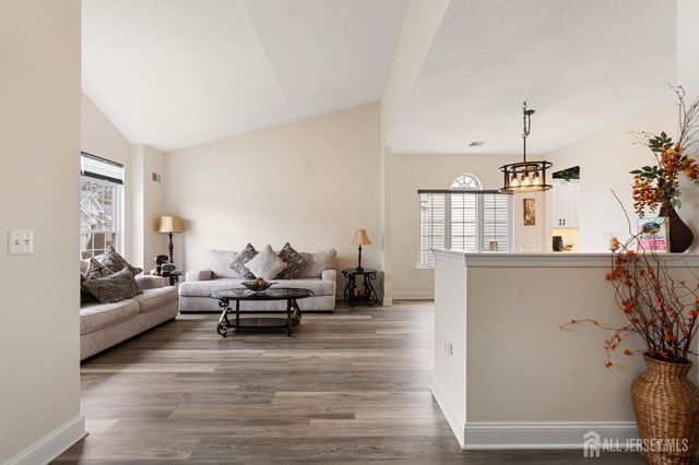 4 Wellington Place, Monroe, NJ 08831