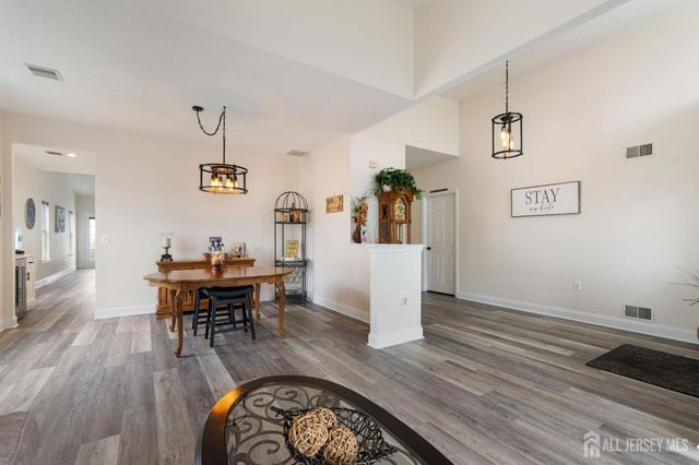 4 Wellington Place, Monroe, NJ 08831