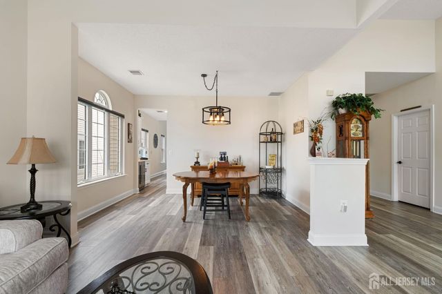 4 Wellington Place, Monroe, NJ 08831