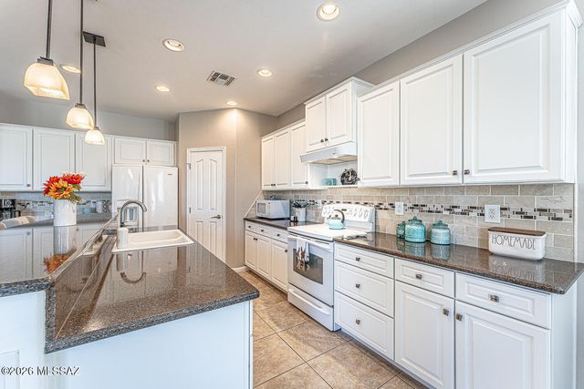 2445 E Sky Creek Drive, Green Valley, AZ 85614