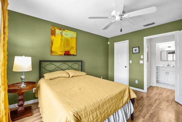 933 NE Sandalwood Place, Jensen Beach, FL 34957