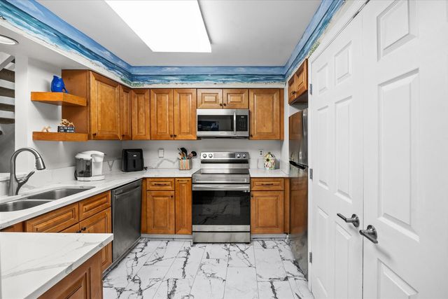 933 NE Sandalwood Place, Jensen Beach, FL 34957