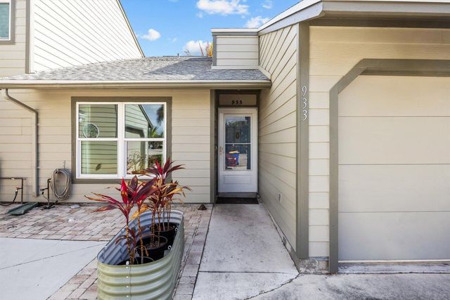 933 NE Sandalwood Place, Jensen Beach, FL 34957