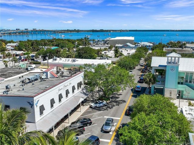 933 NE Sandalwood Place, Jensen Beach, FL 34957