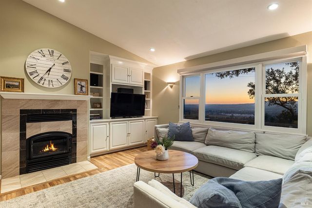 1625 Madrone Ave, Healdsburg, CA 95448