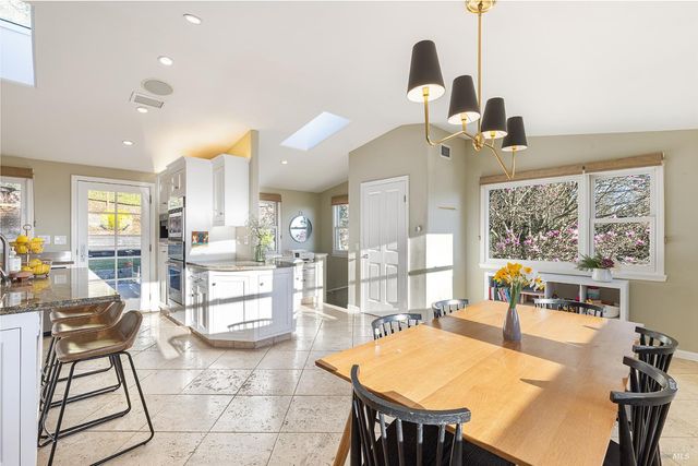 1625 Madrone Ave, Healdsburg, CA 95448