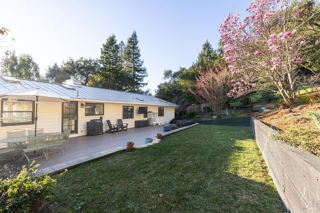 1625 Madrone Ave, Healdsburg, CA 95448