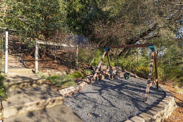 1625 Madrone Ave, Healdsburg, CA 95448